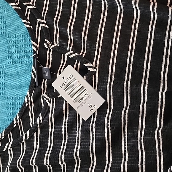 NWT Black and White Striped Cropped Jumper - Picture 4 of 4